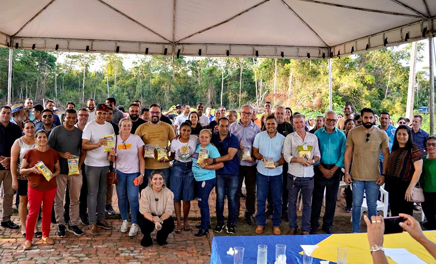 Em Plácido, produtores comemoram entrega de equipamentos adquiridos com emenda de Alan Rick