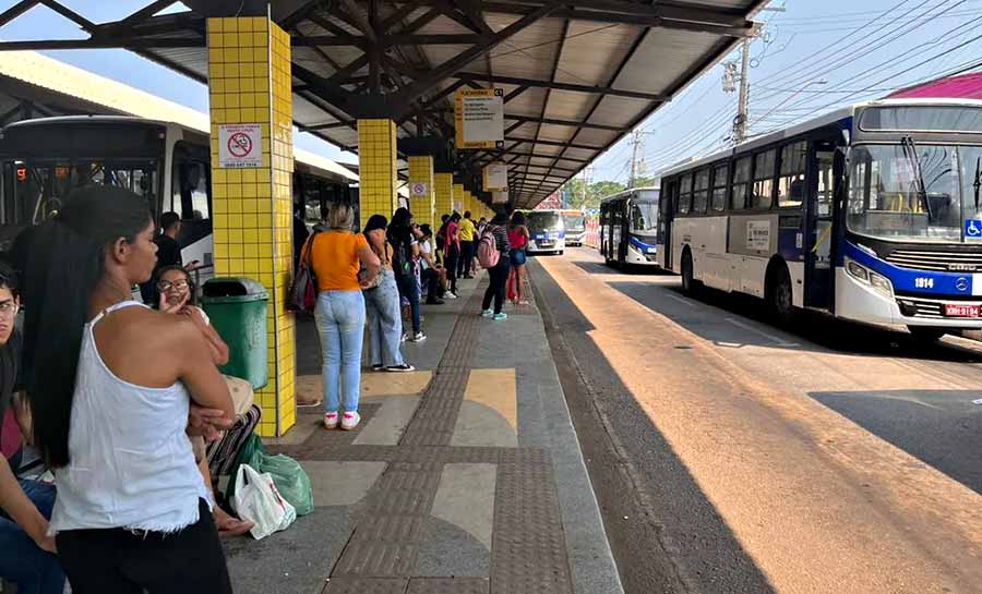 Inscritos no Enem relatam demora de ônibus em Rio Branco e dificuldade em usar gratuidade oferecida pelo governo