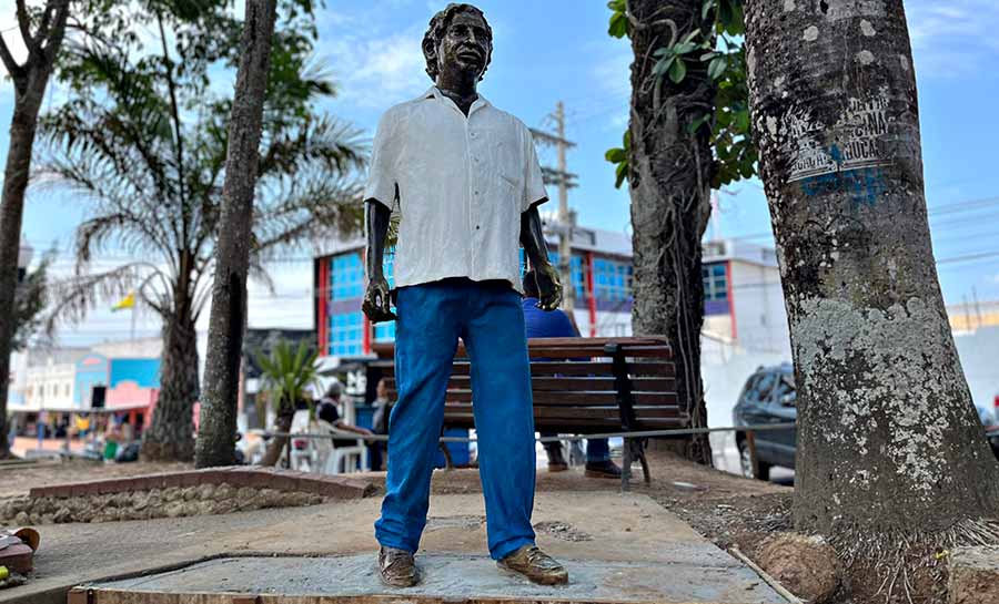 Estátua de Chico Mendes retorna restaurada à Praça dos Povos da Floresta