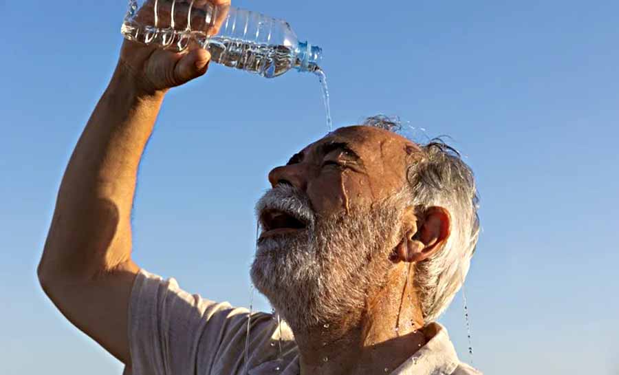 Onda de calor: principal risco para idosos é a desidratação