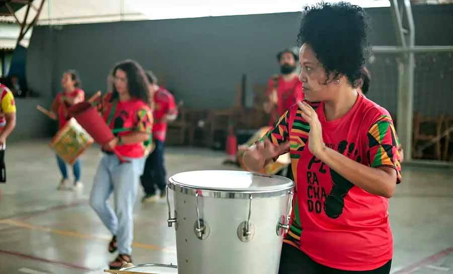 Novembro Negro: grupo maracatu faz apresentações em escolas de Rio Branco sobre a luta do povo negro