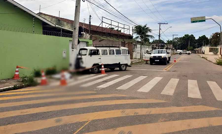 Motorista de Kombi passa mal, invade calçada e mata homem em Rio Branco
