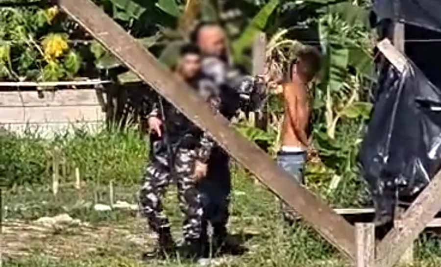 Policiais militares flagrados em vídeo de agressão a jovem são denunciados por tortura no Acre