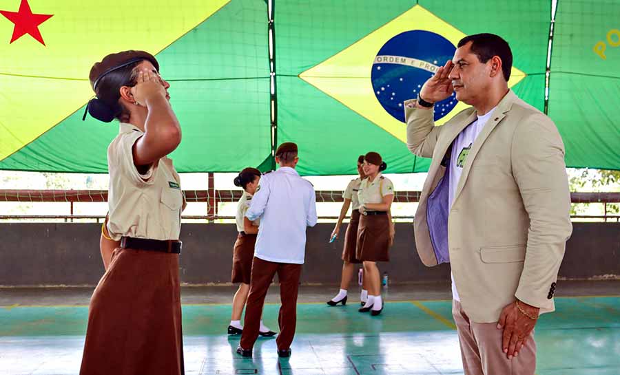 Ulysses participa de entrega de alamar a alunos do Colégio Tiradentes da PM e anuncia liberação de emendas para dobrar número de vagas nas escolas militares do Acre