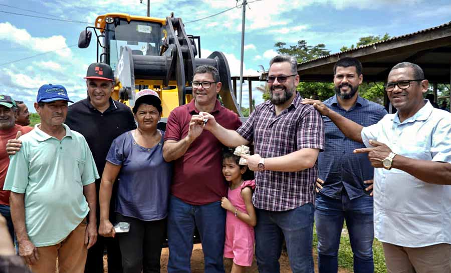 “Mais um passo para o fortalecimento da agricultura familiar” - disse Alan Rick ao entregar pá carregadeira em Capixaba