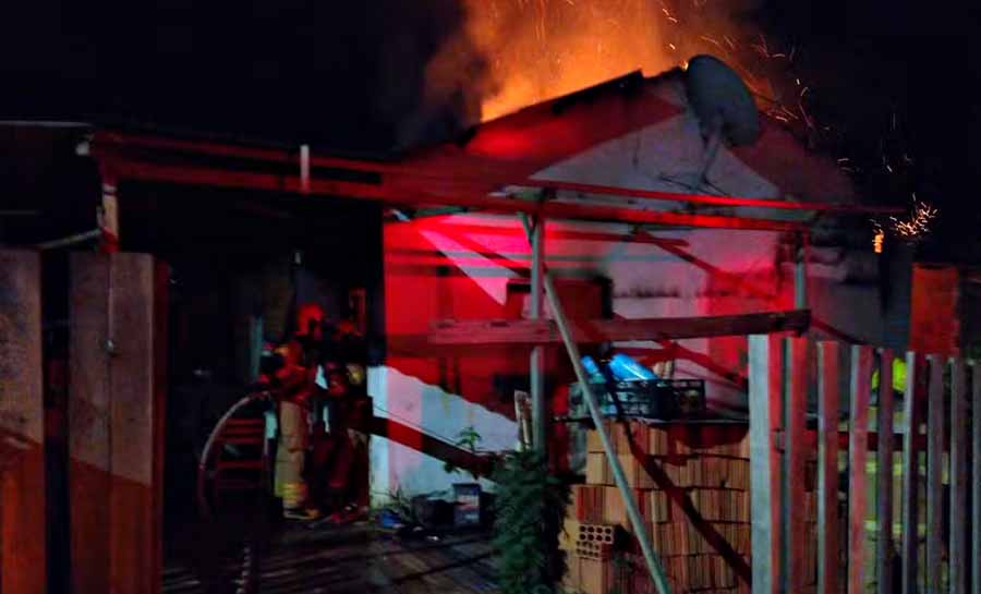 Bombeiros são acionados após marido incendiar casa por discussão com a esposa na zona rural de Rio Branco
