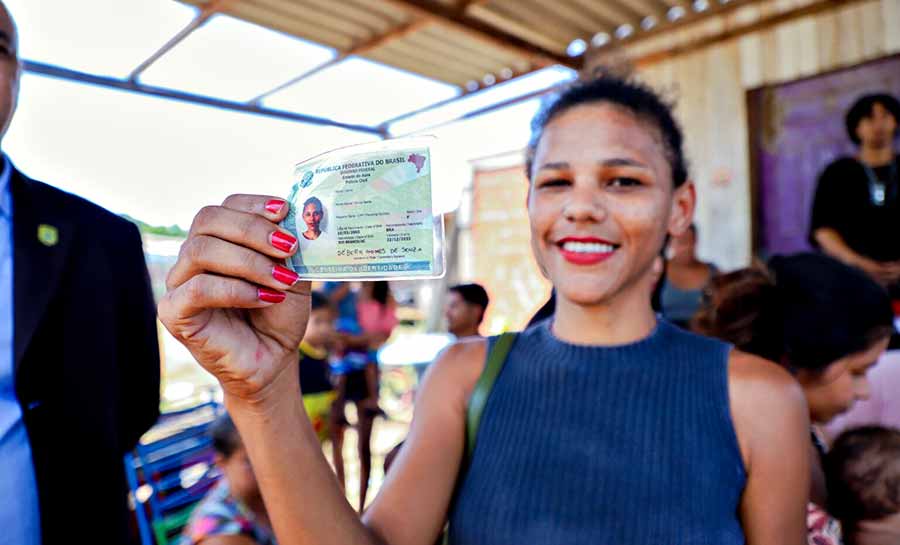 Estado entrega cem carteiras de identidade em bairro de Rio Branco: ‘Chegou no momento que eu mais estava precisando’