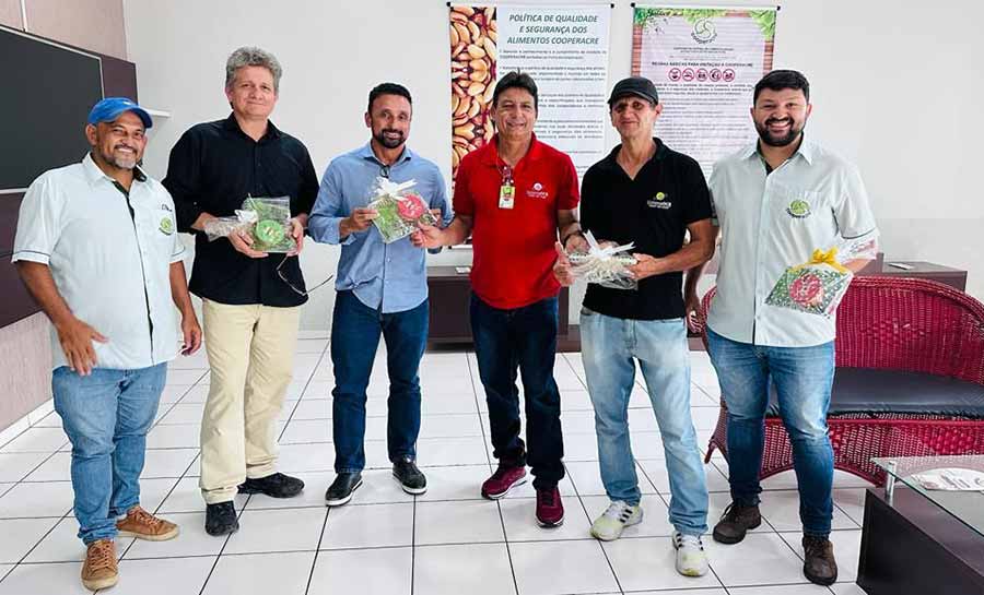 Empresário visita agroindústria da Cooperacre e ressalta a importância da castanha do Acre que já é comercializada em 10 países