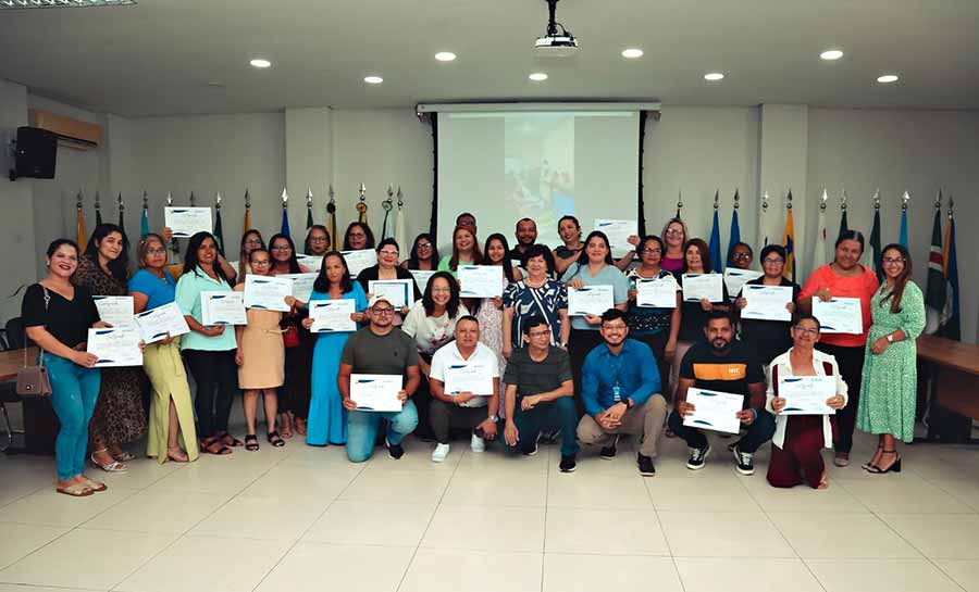 Prefeitura entrega certificados da primeira turma do curso de informática básica na Educação