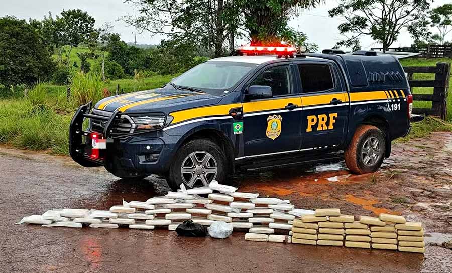 Após fuga, carro sai da pista e quatro são presos com mais de 80 kg de droga no interior do Acre