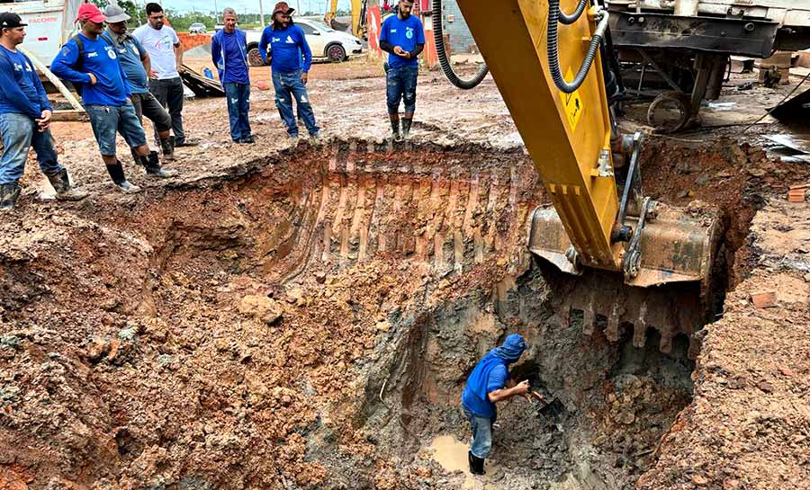 Adutora rompe na via verde e prefeitura realiza serviço complexo