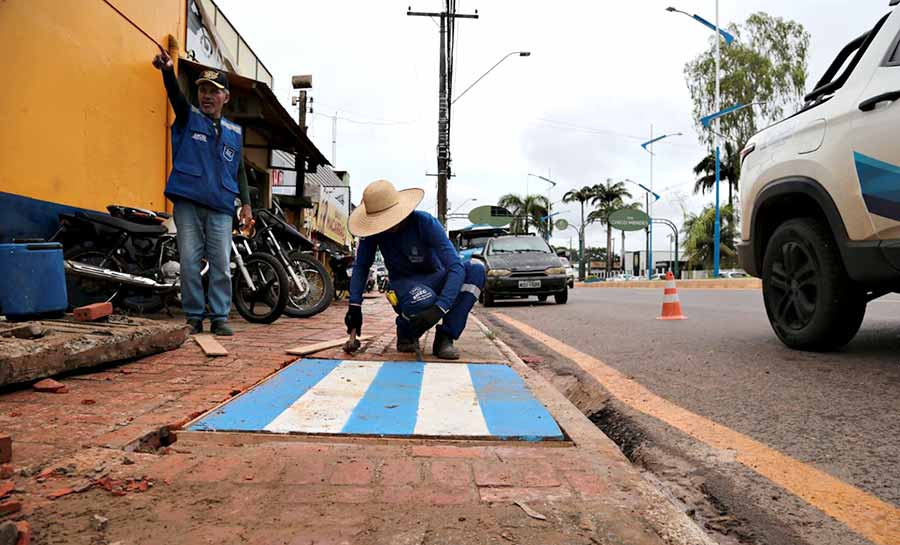 Prefeitura garante segurança de pedestres com a substituição das tampas de drenagens nas vias públicas