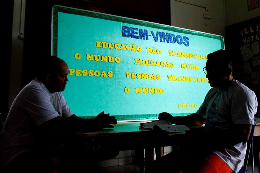 Programa para erradicar analfabetismo transforma a vida de detentos do Acre