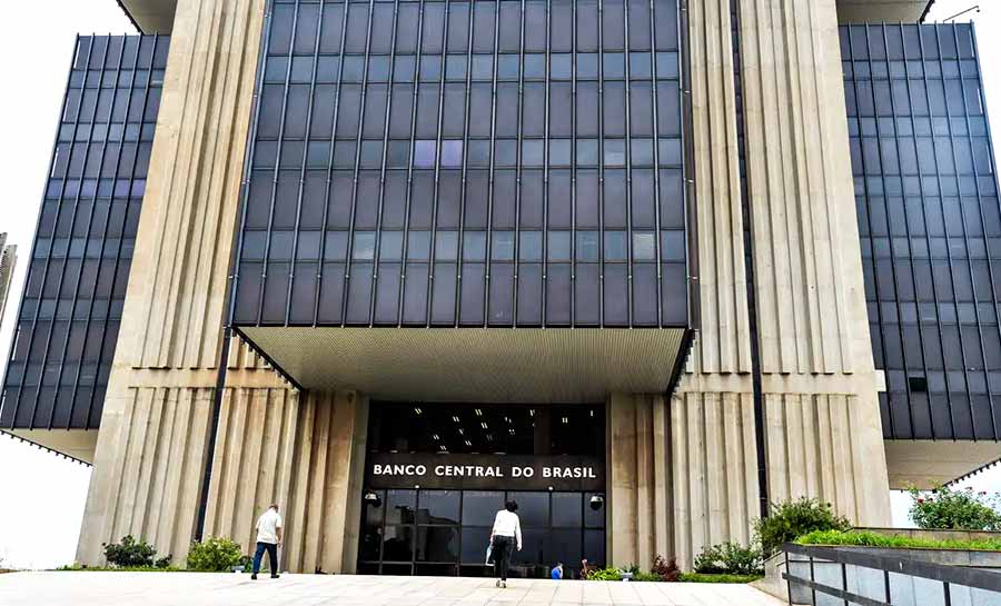 Juros finais caem e spread bancário aumenta, diz Banco Central