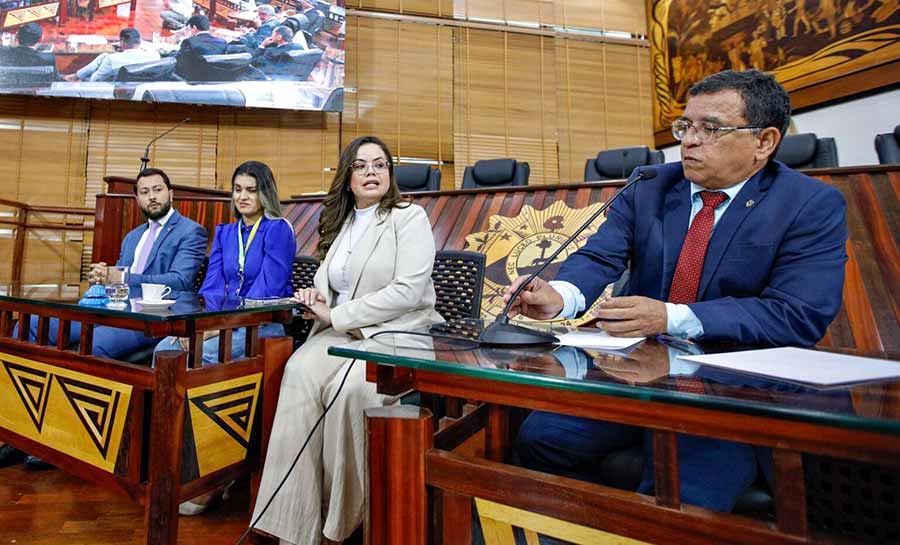 Deputados manifestam solidariedade à policial civil que denunciou desabamento do teto de delegacia