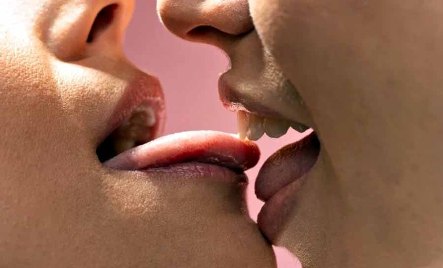 Carnaval: beijo de língua transmite 8 milhões de bactérias por segundo