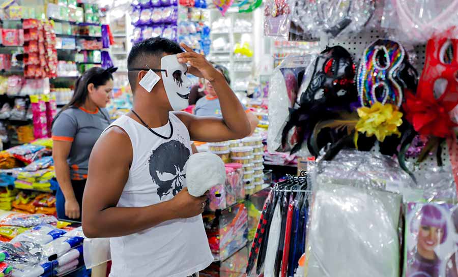 Comércio acreano se veste com as cores do Carnaval e aposta no aumento de vendas durante a folia