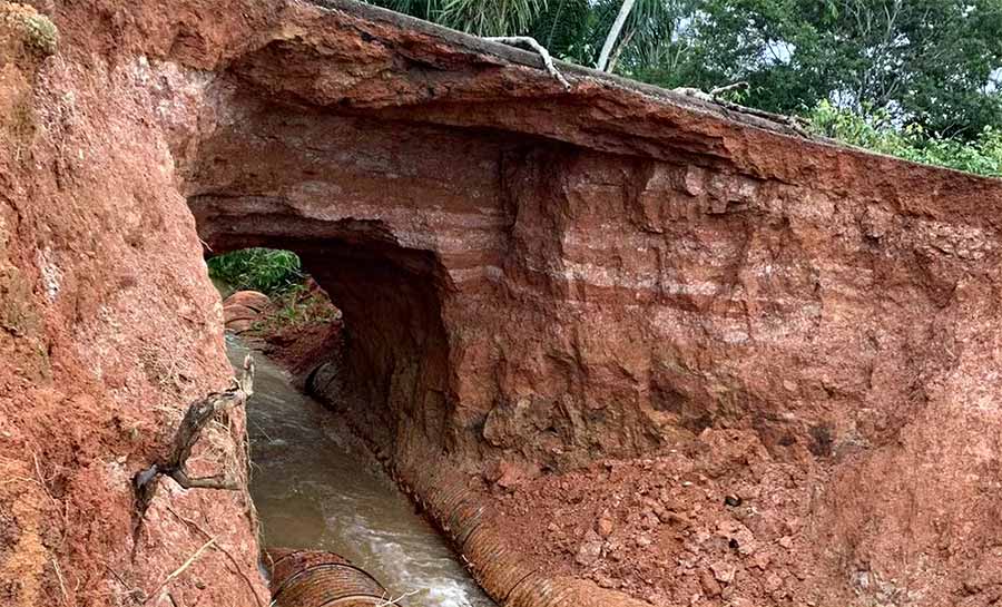 Bueiro se rompe após forte chuva e rodovia no Acre é interditada; Deracre abre desvio para motoristas