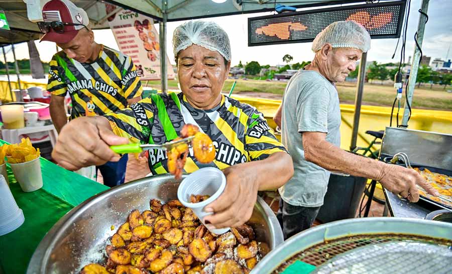 Tacacá, chips de banana e comidas típicas movimentam Economia Solidária no Carnaval da Família