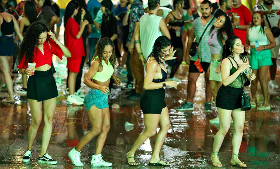 Sob chuva, Álamo Kário, Os Primos e Realeza agitam noite de folia do Carnaval da Família