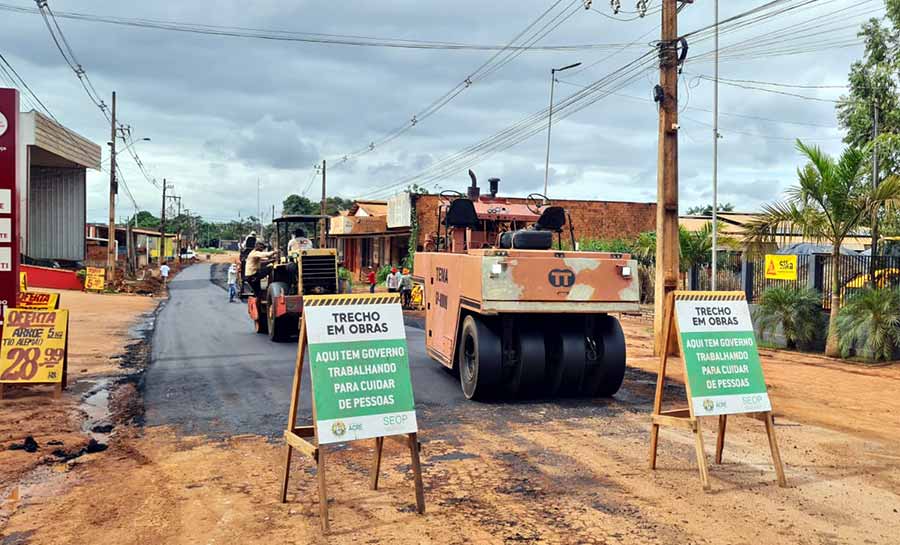Governo promove obra de pavimentação na Avenida Amazonas, em Epitaciolândia