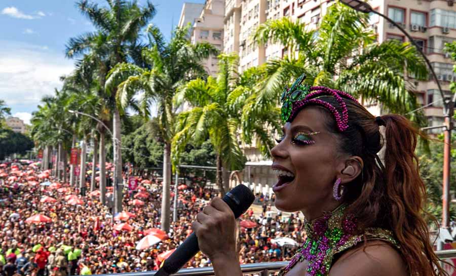 Anitta arrasta multidão no Centro do Rio e fecha Carnaval com chave de ouro