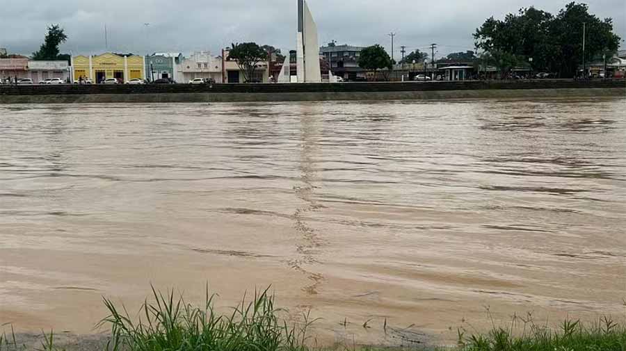Rio Acre sobe mais de 3 metros em 24 horas e ultrapassa cota de alerta na capital