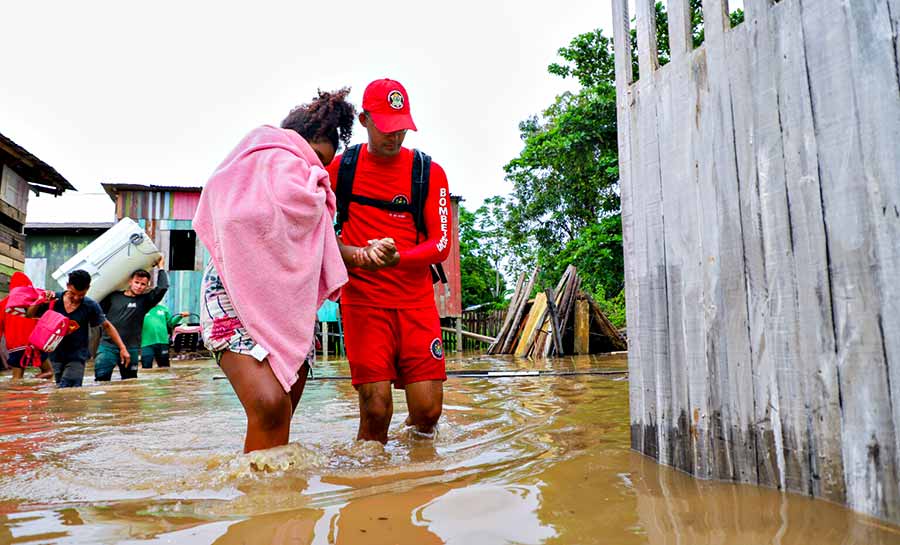 Defesa Civil e Corpo de Bombeiros atuam no apoio às famílias atingidas pela cheia do Rio Acre: ‘dependo 100% deles’, diz moradora