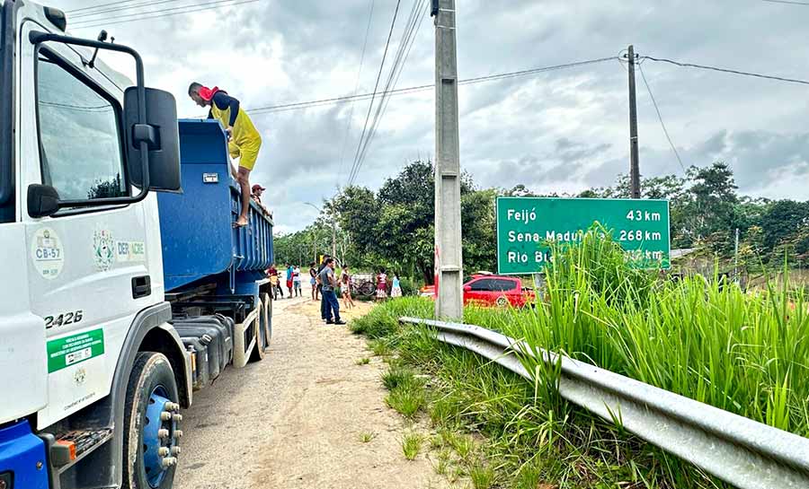 Máquinas do Deracre trabalham em assistência às famílias atingidas pela enchente em Tarauacá