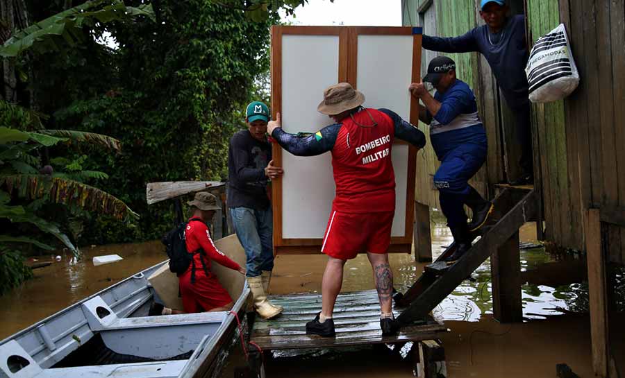 Corpo de Bombeiros remove população e bens atingidos pela alagação para abrigo em Rio Branco
