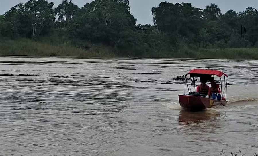 Corpo de pai e filha que morreram afogados após canoa afundar são resgatados durante enchente no Acre