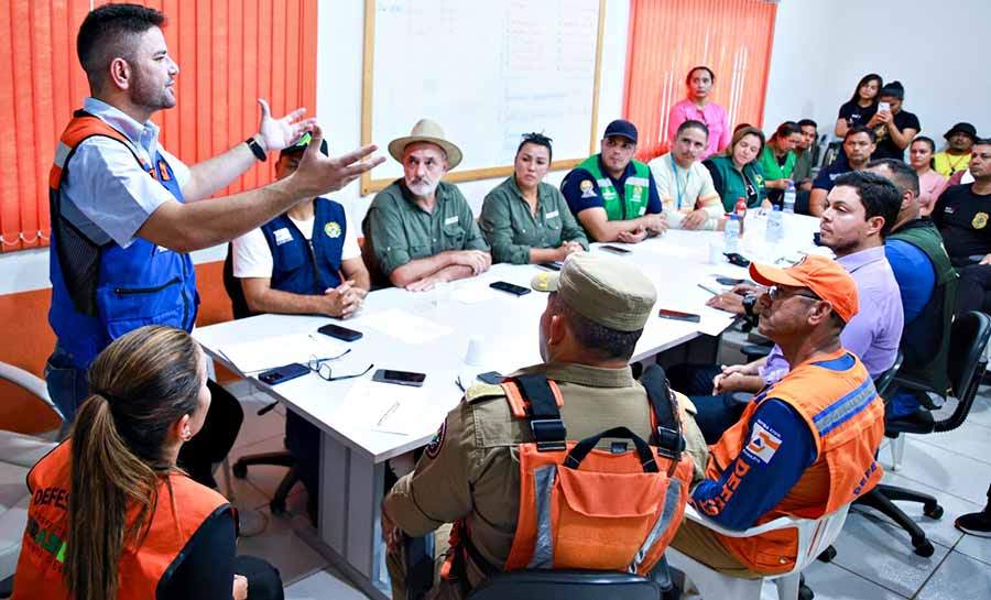 Governador Gladson Cameli visita Brasileia para prestar apoio às famílias alagadas, enquanto Rio Acre apresenta sinais de vazante