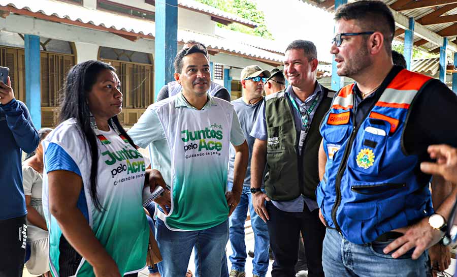 Governador Gladson Cameli visita abrigo de Santa Rosa do Purus após cidade registrar cheia histórica