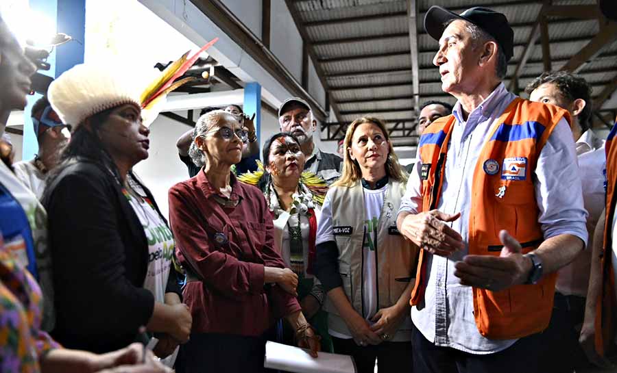 Ministros visitam famílias indígenas atingidas pela cheia do Rio Acre, em Rio Branco