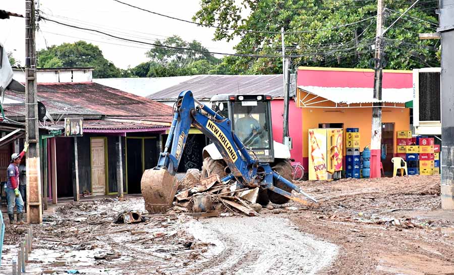 Governo e prefeitura trabalham na limpeza dos bairros atingidos pela alagação em Xapuri