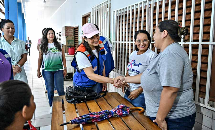 Em Porto Acre, vice-governadora Mailza Assis realiza visita a abrigos que cuidam de atingidos pela enchente do Rio Acre