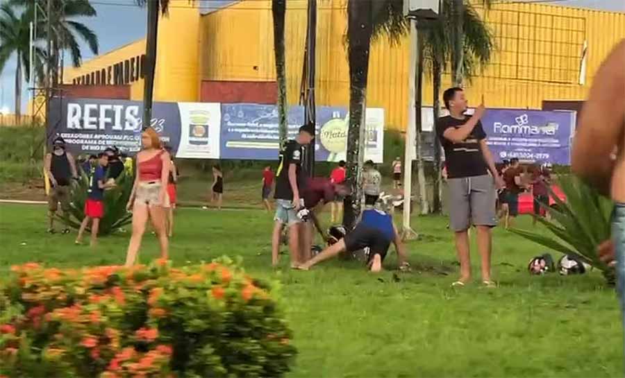 Multidão causa danos em canteiro de rotatória em Rio Branco após dentista lançar ‘desafio’ e esconder R$ 2 mil no local