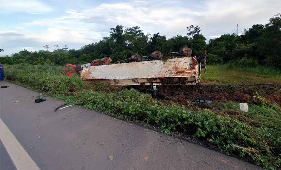 Carreta com combustível tomba em rodovia do Acre e motorista morre durante acidente