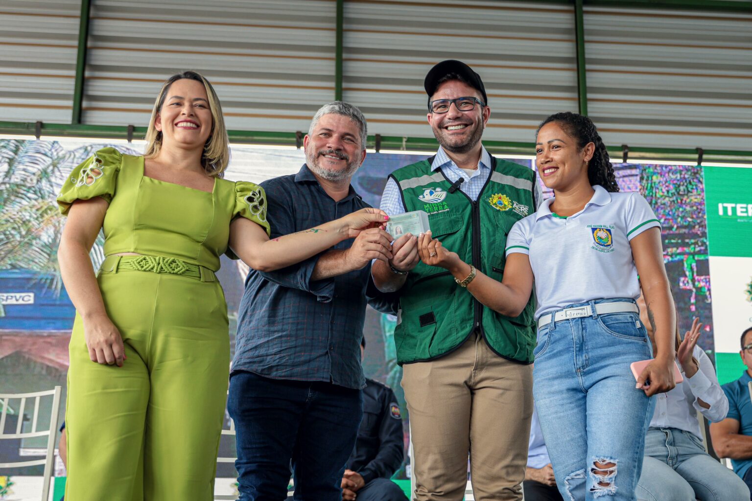 Governo do Acre entrega carteiras de habilitação e capacetes para mototaxistas de Brasileia e Epitaciolândia, promovendo inclusão social e segurança