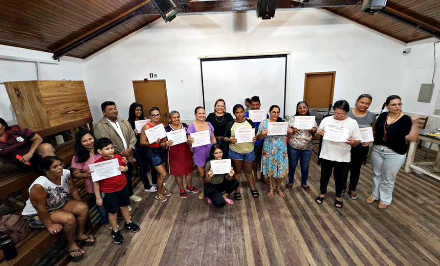 Comunidade conclui cursos profissionalizantes no Teatro Barracão Matias, em Rio Branco