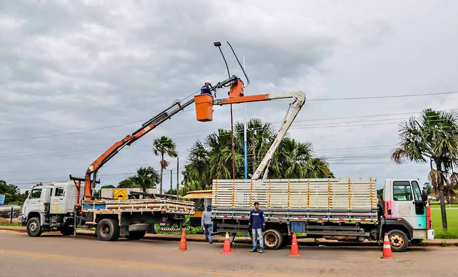 Prefeitura de Rio Branco substitui postes ao longo da Rodovia AC 40