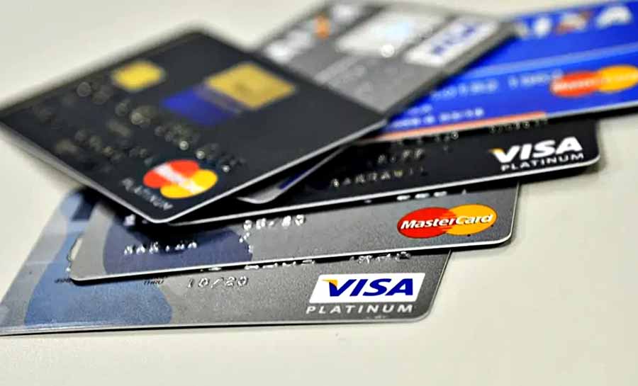 Cartão de crédito: juros recuam pelo 2º mês e atingem 412,5% ao ano