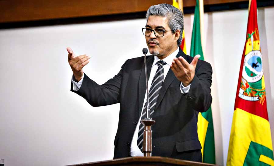 Edvaldo Magalhães propõe homenagem a ex-governador deposto durante ditadura militar e destaca desafios na educação