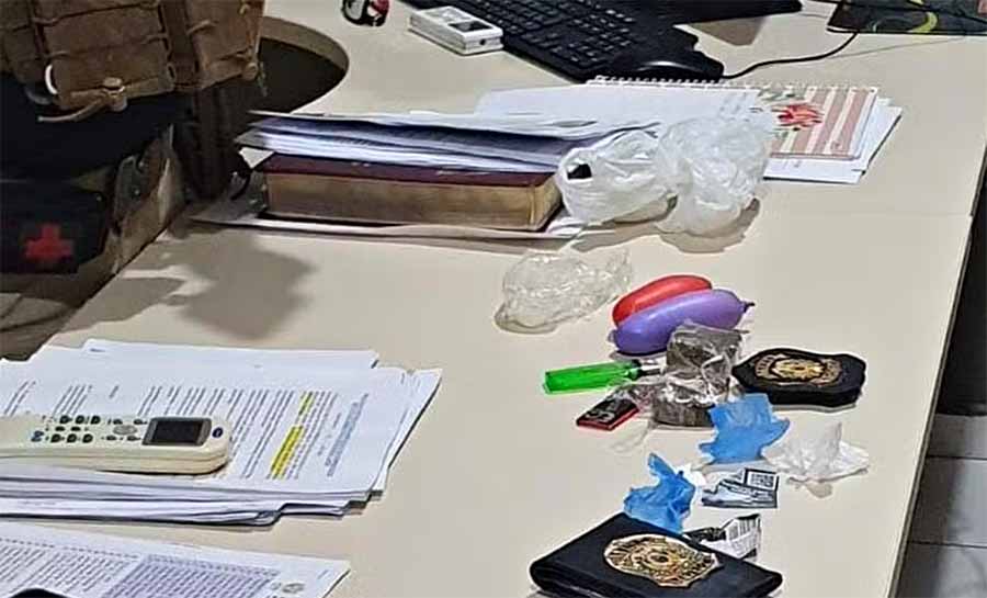 Policial penal é preso ao tentar entrar com droga e cartas em presídio no interior do Acre