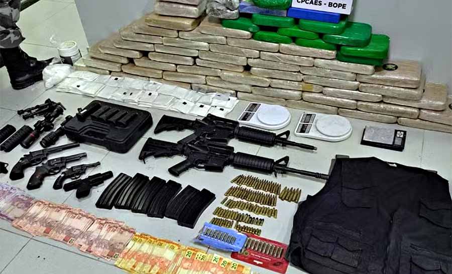 Trio é preso com fuzil, 60 quilos de drogas, explosivos e fardamento militar em Rio Branco