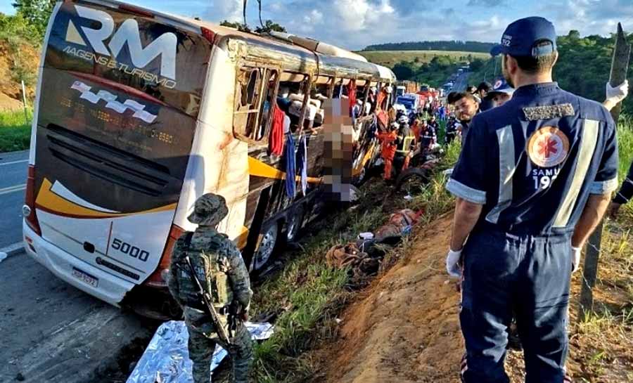 Acidente com ônibus de turismo na Bahia deixa 9 mortos e 23 feridos