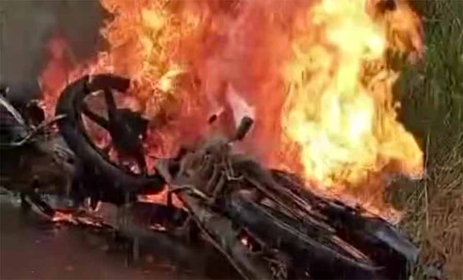 Motocicletas incendeiam após colisão frontal em ramal de Rio Branco; quatro pessoas ficaram feridas