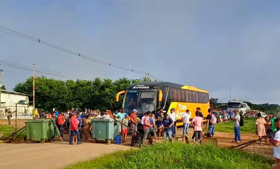 Moradores fecham BR-364 por melhorias em estradas e causam engarrafamento na rodovia