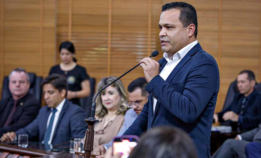 Tadeu Hassem presta homenagem à Procuradoria Geral do Estado durante sessão solene