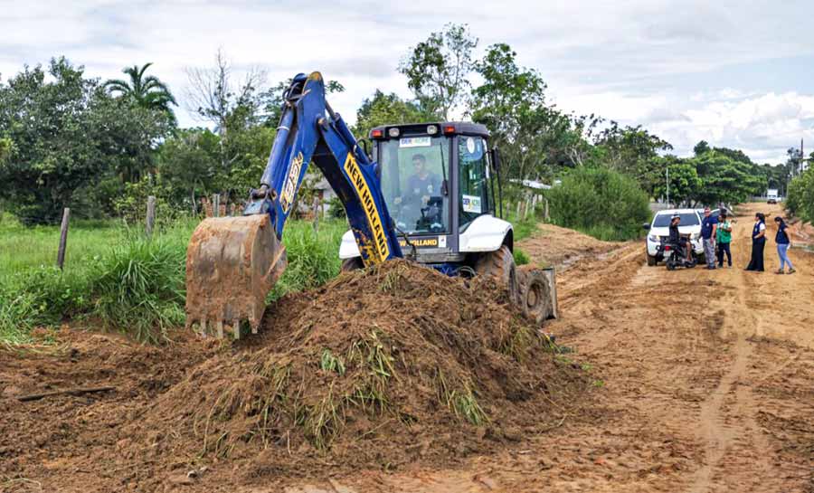 União entre Estado e Prefeitura de Cruzeiro do Sul fortalece agricultura familiar com melhoria de quase mil quilômetros de ramais